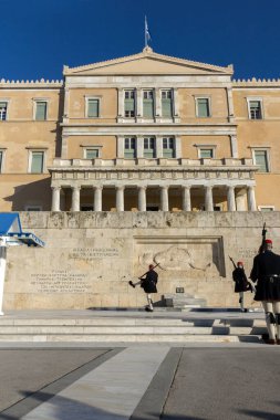 ATİNA, GREECE - 19 HAZİRAN 2017: Evzones - Yunan Parlamentosu, Atina, Yunanistan 'daki Meçhul Asker Mezarlığı' nda cumhurbaşkanlığı merasim muhafızları