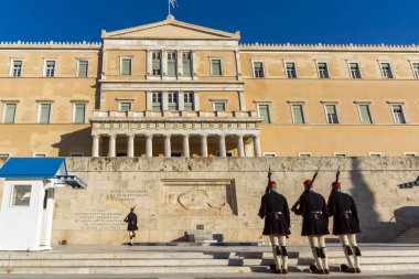 ATİNA, GREECE - 19 HAZİRAN 2017: Evzones - Yunan Parlamentosu, Atina, Yunanistan 'daki Meçhul Asker Mezarlığı' nda cumhurbaşkanlığı merasim muhafızları