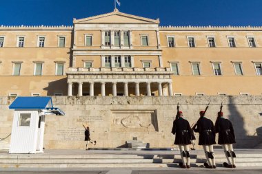ATİNA, GREECE - 19 HAZİRAN 2017: Evzones - Yunan Parlamentosu, Atina, Yunanistan 'daki Meçhul Asker Mezarlığı' nda cumhurbaşkanlığı merasim muhafızları