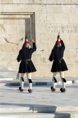 ATİNA, GREECE - 19 HAZİRAN 2017: Evzones - Yunan Parlamentosu, Atina, Yunanistan 'daki Meçhul Asker Mezarlığı' nda cumhurbaşkanlığı merasim muhafızları