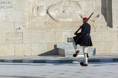 ATİNA, GREECE - 19 HAZİRAN 2017: Evzones - Yunan Parlamentosu, Atina, Yunanistan 'daki Meçhul Asker Mezarlığı' nda cumhurbaşkanlığı merasim muhafızları
