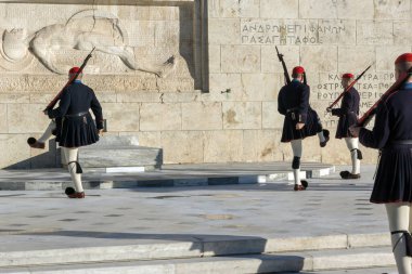 ATİNA, GREECE - 19 HAZİRAN 2017: Evzones - Yunan Parlamentosu, Atina, Yunanistan 'daki Meçhul Asker Mezarlığı' nda cumhurbaşkanlığı merasim muhafızları