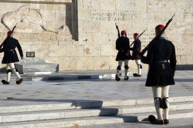 ATİNA, GREECE - 19 HAZİRAN 2017: Evzones - Yunan Parlamentosu, Atina, Yunanistan 'daki Meçhul Asker Mezarlığı' nda cumhurbaşkanlığı merasim muhafızları