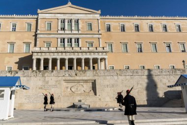 ATİNA, GREECE - 19 HAZİRAN 2017: Evzones - Yunan Parlamentosu, Atina, Yunanistan 'daki Meçhul Asker Mezarlığı' nda cumhurbaşkanlığı merasim muhafızları