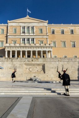 ATİNA, GREECE - 19 HAZİRAN 2017: Evzones - Yunan Parlamentosu, Atina, Yunanistan 'daki Meçhul Asker Mezarlığı' nda cumhurbaşkanlığı merasim muhafızları
