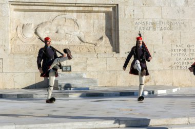 ATİNA, GREECE - 19 HAZİRAN 2017: Evzones - Yunan Parlamentosu, Atina, Yunanistan 'daki Meçhul Asker Mezarlığı' nda cumhurbaşkanlığı merasim muhafızları