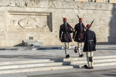 ATİNA, GREECE - 19 HAZİRAN 2017: Evzones - Yunan Parlamentosu, Atina, Yunanistan 'daki Meçhul Asker Mezarlığı' nda cumhurbaşkanlığı merasim muhafızları