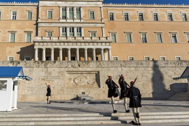 ATİNA, GREECE - 19 HAZİRAN 2017: Evzones - Yunan Parlamentosu, Atina, Yunanistan 'daki Meçhul Asker Mezarlığı' nda cumhurbaşkanlığı merasim muhafızları