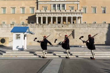 ATİNA, GREECE - 19 HAZİRAN 2017: Evzones - Yunan Parlamentosu, Atina, Yunanistan 'daki Meçhul Asker Mezarlığı' nda cumhurbaşkanlığı merasim muhafızları