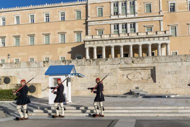 ATİNA, GREECE - 19 HAZİRAN 2017: Evzones - Yunan Parlamentosu, Atina, Yunanistan 'daki Meçhul Asker Mezarlığı' nda cumhurbaşkanlığı merasim muhafızları
