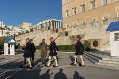 ATİNA, GREECE - 19 HAZİRAN 2017: Evzones - Yunan Parlamentosu, Atina, Yunanistan 'daki Meçhul Asker Mezarlığı' nda cumhurbaşkanlığı merasim muhafızları