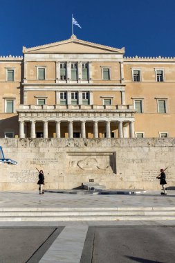 ATİNA, GREECE - 19 HAZİRAN 2017: Evzones - Yunan Parlamentosu, Atina, Yunanistan 'daki Meçhul Asker Mezarlığı' nda cumhurbaşkanlığı merasim muhafızları
