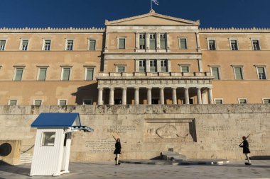 ATİNA, GREECE - 19 HAZİRAN 2017: Evzones - Yunan Parlamentosu, Atina, Yunanistan 'daki Meçhul Asker Mezarlığı' nda cumhurbaşkanlığı merasim muhafızları