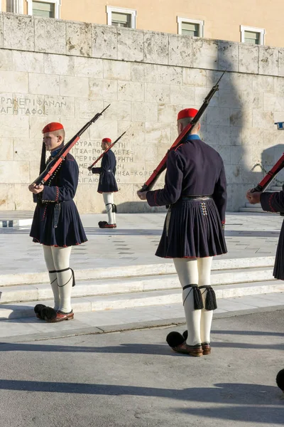 Athens Greece January 2017 Evzones 希腊雅典希腊议会无名士兵墓中的总统仪仗队 — 图库照片