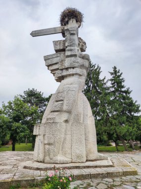 TSALAPITSA, BULGARIA - 16 Temmuz 2020: Bulgaristan 'ın Filibe Bölgesi' nin Tsalapitsa köyünün merkezinde faşizm karşıtı anıt