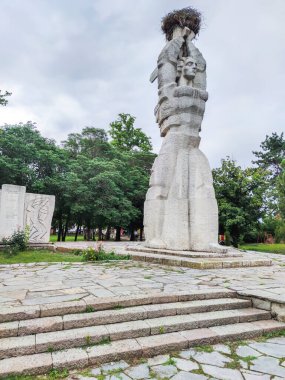 TSALAPITSA, BULGARIA - 16 Temmuz 2020: Bulgaristan 'ın Filibe Bölgesi' nin Tsalapitsa köyünün merkezinde faşizm karşıtı anıt