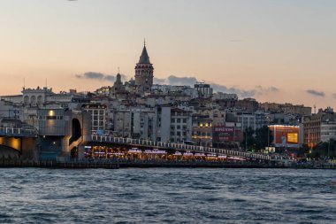 İSTANBUL, TÜRKEYE - 27 Temmuz 2019: İstanbul, Türkiye 'de Galata Köprüsü yakınlarındaki İnanılmaz Altın Boynuz Günbatımı