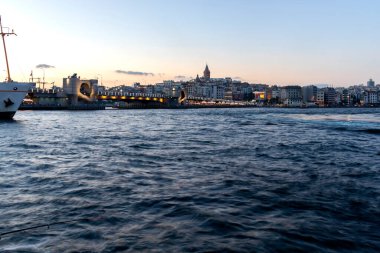 İSTANBUL, TÜRKEYE - 27 Temmuz 2019: İstanbul, Türkiye 'de Galata Köprüsü yakınlarındaki İnanılmaz Altın Boynuz Günbatımı