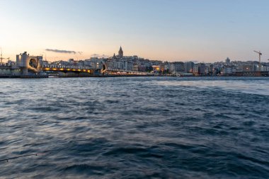 İSTANBUL, TÜRKEYE - 27 Temmuz 2019: İstanbul, Türkiye 'de Galata Köprüsü yakınlarındaki İnanılmaz Altın Boynuz Günbatımı