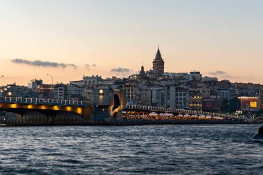 İSTANBUL, TÜRKEYE - 27 Temmuz 2019: İstanbul, Türkiye 'de Galata Köprüsü yakınlarındaki İnanılmaz Altın Boynuz Günbatımı