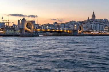 İSTANBUL, TÜRKEYE - 27 Temmuz 2019: İstanbul, Türkiye 'de Galata Köprüsü yakınlarındaki İnanılmaz Altın Boynuz Günbatımı