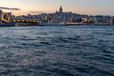 İSTANBUL, TÜRKEYE - 27 Temmuz 2019: İstanbul, Türkiye 'de Galata Köprüsü yakınlarındaki İnanılmaz Altın Boynuz Günbatımı