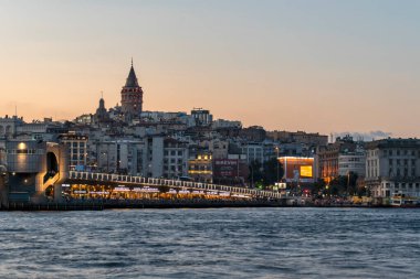 İSTANBUL, TÜRKEYE - 27 Temmuz 2019: İstanbul, Türkiye 'de Galata Köprüsü yakınlarındaki İnanılmaz Altın Boynuz Günbatımı