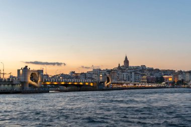 İSTANBUL, TÜRKEYE - 27 Temmuz 2019: İstanbul, Türkiye 'de Galata Köprüsü yakınlarındaki İnanılmaz Altın Boynuz Günbatımı
