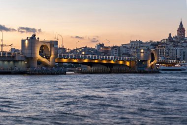 İSTANBUL, TÜRKEYE - 27 Temmuz 2019: İstanbul, Türkiye 'de Galata Köprüsü yakınlarındaki İnanılmaz Altın Boynuz Günbatımı