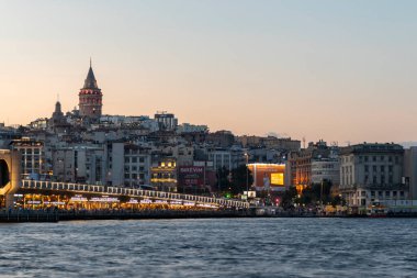 İSTANBUL, TÜRKEYE - 27 Temmuz 2019: İstanbul, Türkiye 'de Galata Köprüsü yakınlarındaki İnanılmaz Altın Boynuz Günbatımı