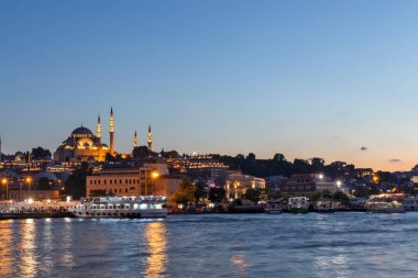İSTANBUL, TÜRKEYE - 27 Temmuz 2019: İstanbul, Türkiye 'de Galata Köprüsü yakınlarındaki İnanılmaz Altın Boynuz Günbatımı