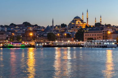 İSTANBUL, TÜRKEYE - 27 Temmuz 2019: İstanbul, Türkiye 'de Galata Köprüsü yakınlarındaki İnanılmaz Altın Boynuz Günbatımı