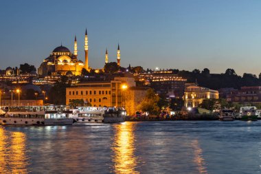 İSTANBUL, TÜRKEYE - 27 Temmuz 2019: İstanbul, Türkiye 'de Galata Köprüsü yakınlarındaki İnanılmaz Altın Boynuz Günbatımı