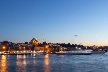 İSTANBUL, TÜRKEYE - 27 Temmuz 2019: İstanbul, Türkiye 'de Galata Köprüsü yakınlarındaki İnanılmaz Altın Boynuz Günbatımı