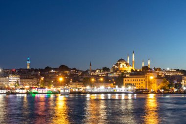 İSTANBUL, TÜRKEYE - 27 Temmuz 2019: İstanbul, Türkiye 'de Galata Köprüsü yakınlarındaki İnanılmaz Altın Boynuz Günbatımı