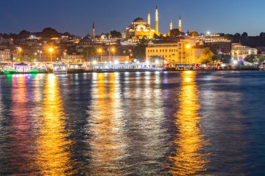 İSTANBUL, TÜRKEYE - 27 Temmuz 2019: İstanbul, Türkiye 'de Galata Köprüsü yakınlarındaki İnanılmaz Altın Boynuz Günbatımı