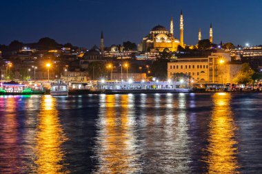 İSTANBUL, TÜRKEYE - 27 Temmuz 2019: İstanbul, Türkiye 'de Galata Köprüsü yakınlarındaki İnanılmaz Altın Boynuz Günbatımı