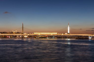 İSTANBUL, TÜRKEYE - 27 Temmuz 2019: İstanbul, Türkiye 'de Galata Köprüsü yakınlarındaki İnanılmaz Altın Boynuz Günbatımı