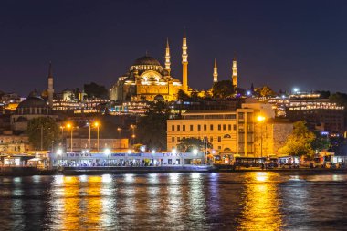 İSTANBUL, TÜRKEYE - 27 Temmuz 2019: İstanbul, Türkiye 'de Galata Köprüsü yakınlarındaki İnanılmaz Altın Boynuz Günbatımı