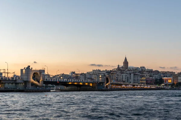 İSTANBUL, TÜRKEYE - 27 Temmuz 2019: İstanbul, Türkiye 'de Galata Köprüsü yakınlarındaki İnanılmaz Altın Boynuz Günbatımı