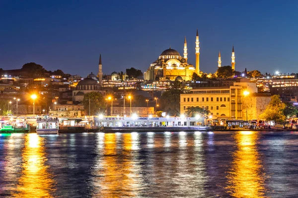İSTANBUL, TÜRKEYE - 27 Temmuz 2019: İstanbul, Türkiye 'de Galata Köprüsü yakınlarındaki İnanılmaz Altın Boynuz Günbatımı