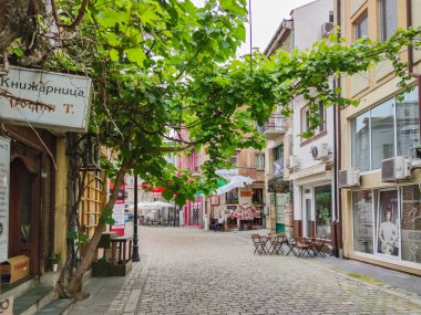 PLOVDIV, BULGARIA - 19 Mayıs 2020: Bulgaristan 'ın Plovdiv kentinin yaya caddesindeki evler