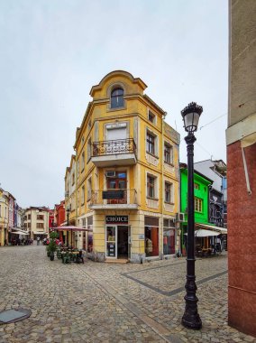 PLOVDIV, BULGARIA - 19 Mayıs 2020: Bulgaristan 'ın Plovdiv kentinin yaya caddesindeki evler