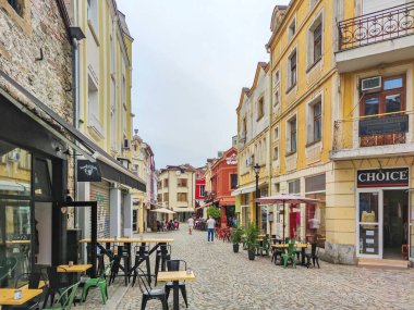 PLOVDIV, BULGARIA - 19 Mayıs 2020: Bulgaristan 'ın Plovdiv kentinin yaya caddesindeki evler