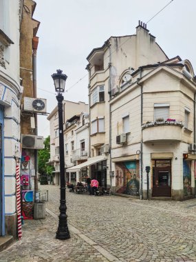 PLOVDIV, BULGARIA - 19 Mayıs 2020: Bulgaristan 'ın Plovdiv kentinin yaya caddesindeki evler