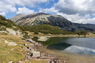 Muratovo Gölü 'nün sonbahar manzarası ve Bulgaristan' ın Pirin Dağı 'nda Todorka zirvesi