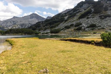 Muratovo Gölü ve Banderishlki Chukar 'ın Bulgaristan' ın Pirin Dağı 'ndaki sonbahar manzarası