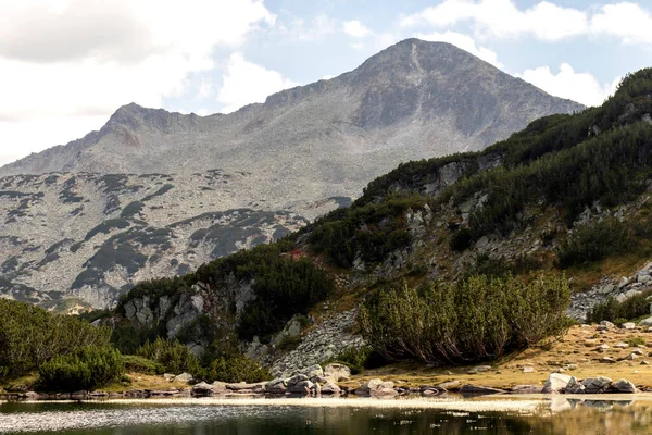 Paisaje Otoñal Del Lago Muratovo Pico Banderishlki Chukar Montaña Pirin —  Fotos de Stock