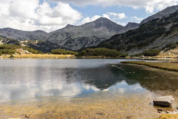 ใบไม วงของทะเลสาบ Muratovo และยอดเขา Banderishlki Chcari เขา Pirin ประเทศบ ลแกเร — ภาพถ่ายสต็อก