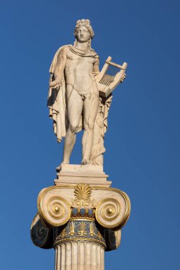 ATİNA, GREECE - 19 HAZİRAN 2017: Atina, Attica, Yunanistan Akademisi önündeki Apollo heykeli